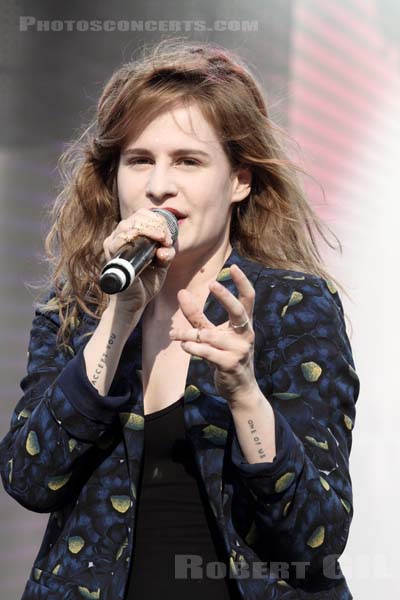 CHRISTINE AND THE QUEENS - 2013-07-20 - PARIS - Parvis de l'Hotel de Ville - 